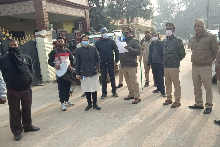 माफिया सुधीर सिंह का मकान सील करने पहुंचे पुलिस अधिकारी.