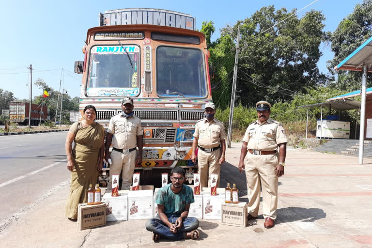 Smuggling of Goa liquor keeping in between Iron pig