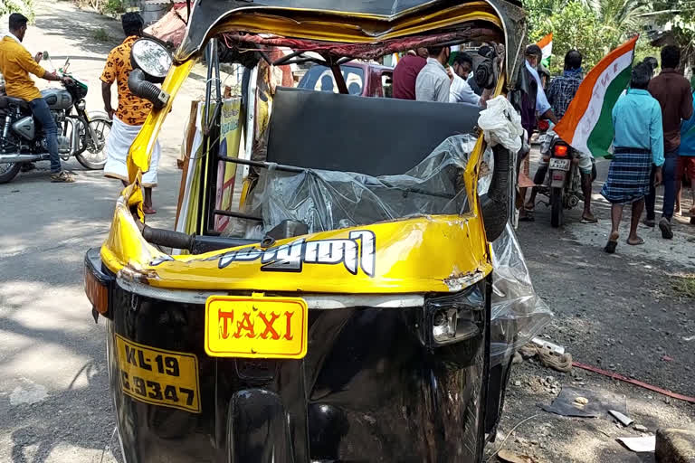 autorickshaw accident in vellarada  വെള്ളറടയിൽ നിയന്ത്രണം വിട്ട് ഓട്ടോറിക്ഷ മറിഞ്ഞ് രണ്ടുപേർ മരിച്ചു  പാറശാല  തിരുവനന്തപുരം  നെയ്യാറ്റിൻകര വെള്ളറട