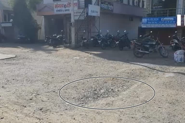 Minor accident due to potholes in Patas factory chowk