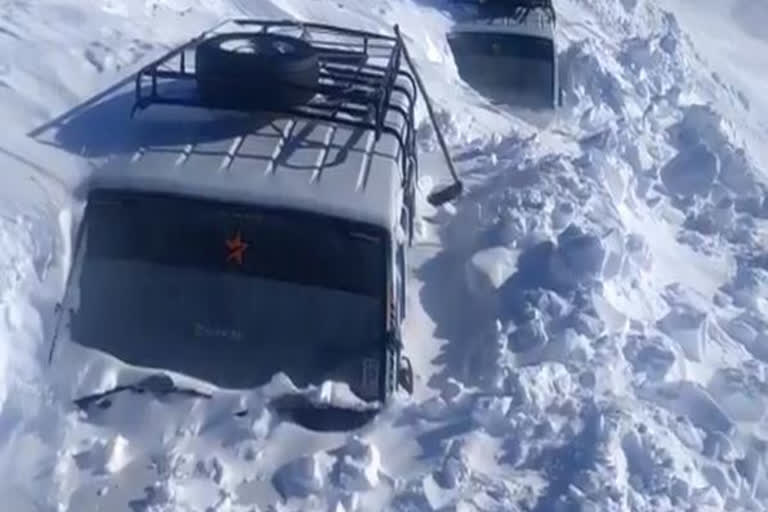 Vehicles trapped in snow rescued by Army in J-K