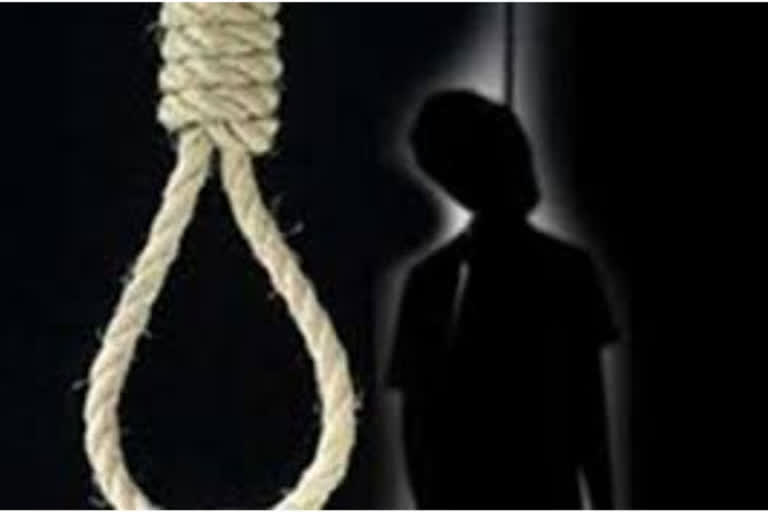 Constable hangs self in Chhattisgarh's Raigarh  Chhattisgarh's Raigarh  Constable hangs  Chhattisgarh's Raigarh suicide case  ചത്തീസ്‌ഗഡിൽ പൊലീസ് കോൺസ്റ്റബിൾ മരിച്ച നിലയിൽ  ചത്തീസ്‌ഗഡ്  പൊലീസ് കോൺസ്റ്റബിൾ മരിച്ച നിലയിൽ കണ്ടെത്തി  പൊലീസ് കോൺസ്റ്റബിൾ  ദീപക്‌ മിഞ്ച് മരിച്ച നിലയിൽ