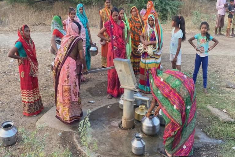 છોટા ઉદેપુરમાં નર્મદા કેનાલને અડીને આવેલા ભોરદા ગામમાં જ લોકો પાણી માટે મારે છે વલખાં