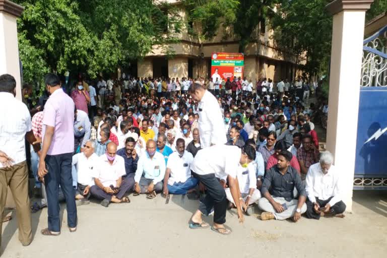 EB Workers Protest  EB Workers Protest In Coimbatore  Coimbatore Districr News  மின் ஊழியர்கள் போராட்டம்  கோவையில் மின் ஊழியர்கள் போராட்டம்  கோவை மாவட்டச் செய்திகள்  Electricity workers protest in Coimbatore  மின்வாரிய ஊழியர்கள் காத்திருப்பு போராட்டம்