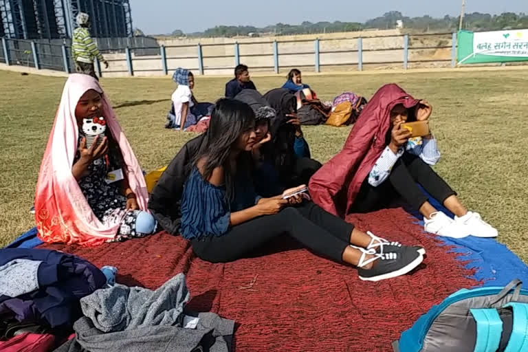 Crowd at picnic spot in Seraikela