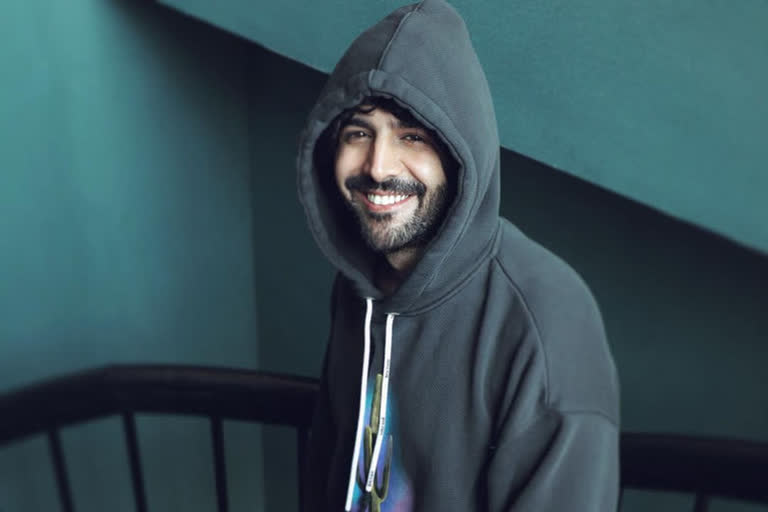 Kartik Aaryan introduces Arjun Pathak from Dhamaka