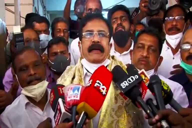 udf rebel decide who will rule thrissur corporation  thrissur corporation  UDF  Local polls 2020  Local polls  തദ്ദേശ തെരഞ്ഞെടുപ്പ്  തൃശൂർ  തൃശൂർ ജില്ലാ വാര്‍ത്തകള്‍  തൃശൂർ കോർപ്പറേഷൻ  ആരെ പിന്തുണക്കണമെന്ന് 24ന് പ്രഖ്യാപിക്കും