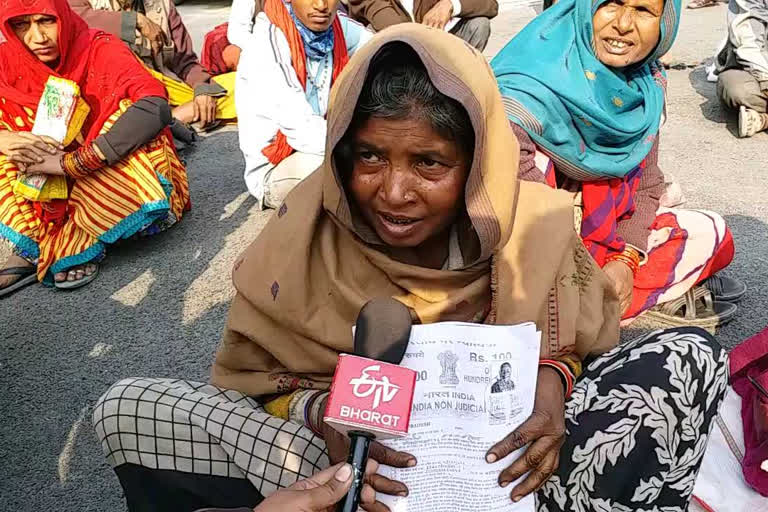 sapera community sitting on outside dm office in kanpur dehat