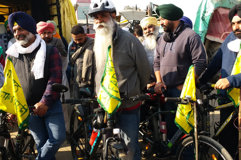 Another sexagenerian cycles to join farmers' protest in Delhi