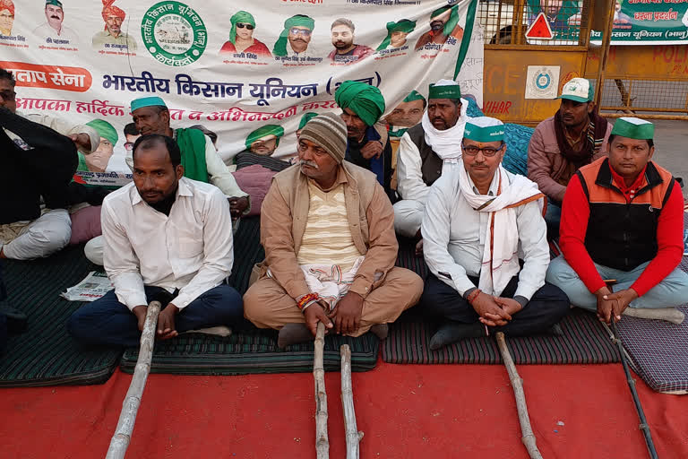 Farmers sit on gradual hunger strike at Chilla Border of Noida