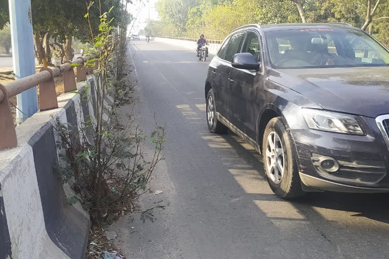 uncleanliness at delhi cantt flyover is becoming problem for drivers