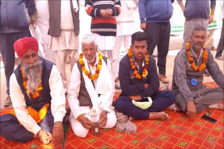 farmers sitting on symbolic hunger strike in palwal