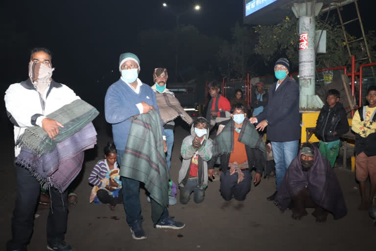 Jugsalai municipality distributed blanket among poor