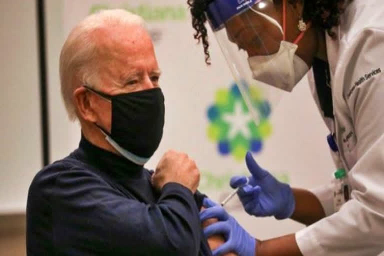 joe biden receives covid vaccine  ജോ ബൈഡൻ കൊവിഡ് വാക്‌സിന്‍ കുത്തിവെയ്‌പ്പെടുത്തു  അമേരിക്കയുടെ നിയുക്ത പ്രസിഡന്‍റ് ജോ ബൈഡൻ  ഫൈസർ വാക്‌സിൻ  വൈസ് പ്രസിഡന്‍റ് മൈക്ക് പെൻസ്  ട്രംപ് ഭരണകൂടം