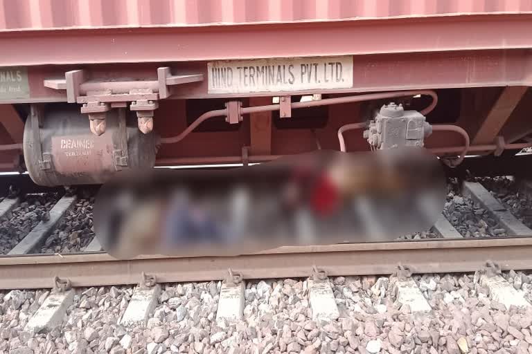 प्रेमी जोड़े ने ट्रेन के आगे कूदकर दी जान, lover ended life by jumping infront train