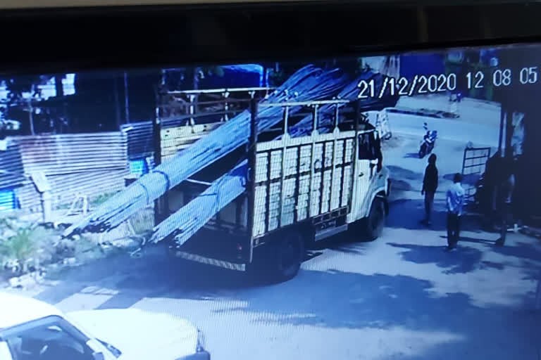 iron rod loaded truck recovered in bokaro