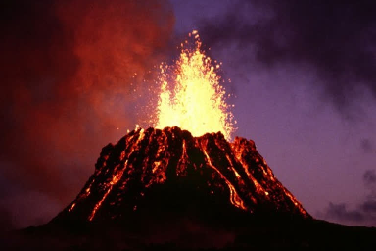 Volcano erupts on Hawaii's Big Island, draws crowds to park