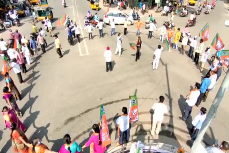 protested for the removal of the Nehru statue