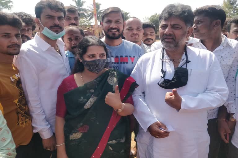 kpcc-president-dk-shivakumar-voted-with-his-wife