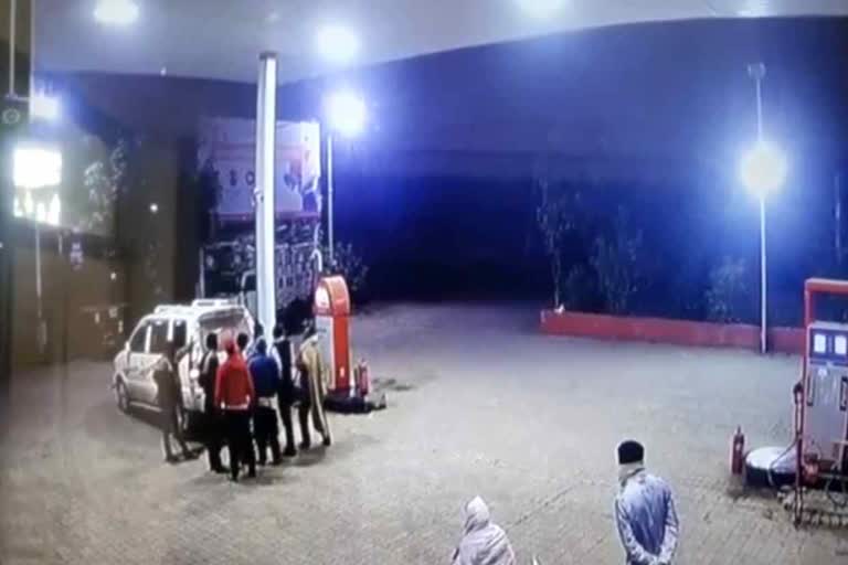 robbery case in Pratapgarh, robbery in petrol pump