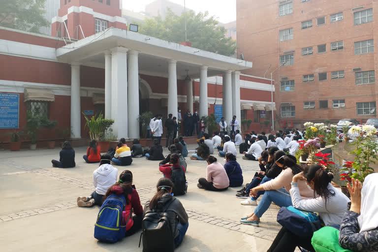 Medical students protest outside LNJP director's office in delhi