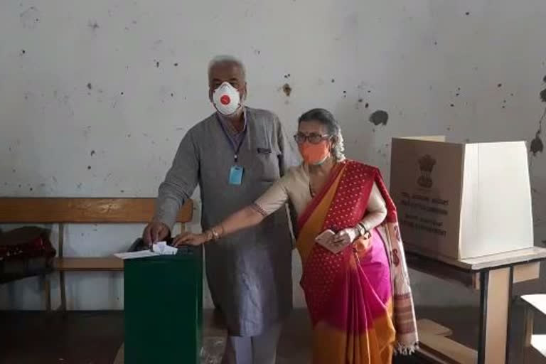 Former minister A. Manju voted with his wife