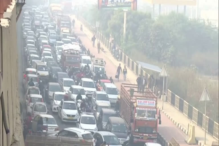 Farmers' protest: Commuters face troubles on Delhi-Meerut Expressway  ഡൽഹി-മീററ്റ് എക്‌സ്‌പ്രസ് ഹൈവേയിൽ ഗതാതഗത കുരുക്ക്  കർഷക പ്രതിഷേധം  കർഷക പ്രതിഷേധം; ഡൽഹി-മീററ്റ് എക്‌സ്‌പ്രസ് ഹൈവേയിൽ ഗതാതഗത കുരുക്ക്  farmers' protest  commuters face troubles on delhi-meerut expressway