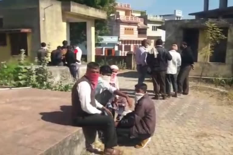 डूंगरपुर की ताजा हिंदी खबरें, Dead body of young man under bridge