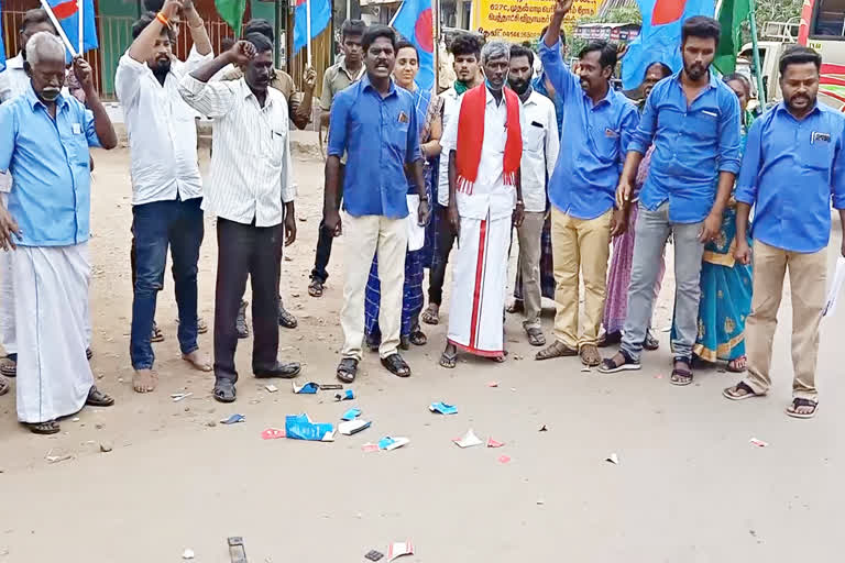 ஜியோ சிம் கார்டுகள் மற்றும் மொபைல் போன்களை சாலையில் தூக்கி எறிந்து போராட்டம்