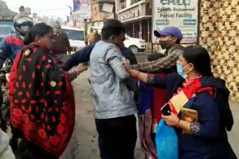 Fight between two groups in Dhanbad