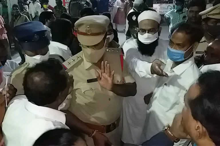 Muslim union leaders protest at Guntur govt hospital