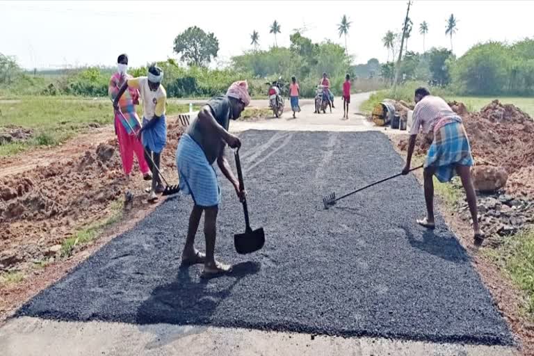 சேதமடைந்த கிராம சாலை