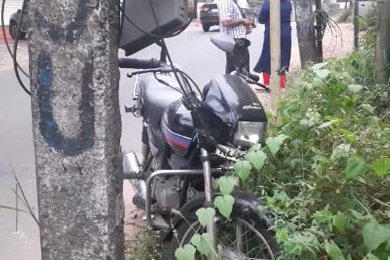 Gun and cash recovered  bike accident victim  ബൈക്ക് അപകടം  തോക്കും പണവും കണ്ടെടുത്തു  പത്തനംതിട്ട  കേരള വാർത്ത  kerala news