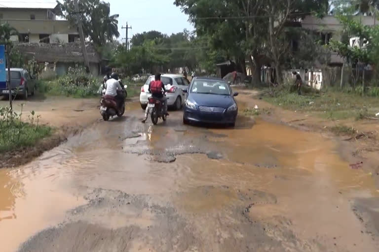 public have demanded that the road in Mannargudi be repaired