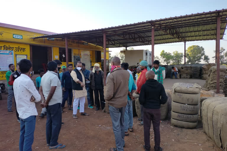 Farmer leader Yogesh Tiwari took stock of paddy purchase IN bemetara