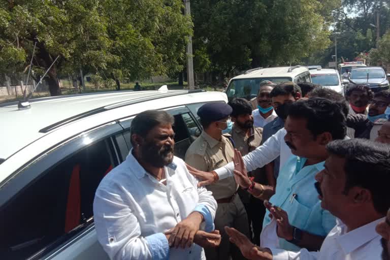 protesters-laid-siege-to-minister-anand-singh-in-protest-of-the-division-of-bellary-districtprotesters-laid-siege-to-minister-anand-singh-in-protest-of-the-division-of-bellary-district