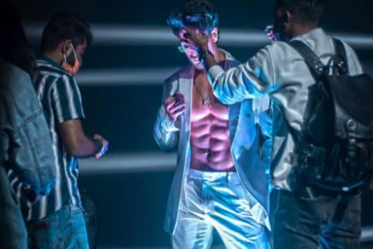 'Somethin cooking,' Tiger Shroff tease fans and asks to guess what he is up to