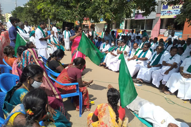 Farmers hunger strike in Trichy to support famers potest