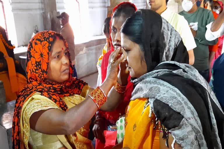 crowd-of-devotees-in-darbar-of-maa-danteshwari-in-dantewada