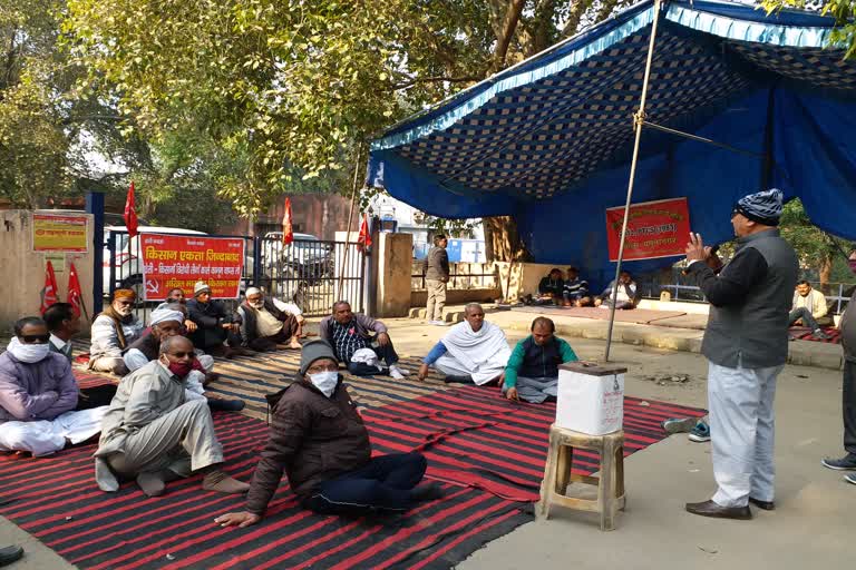 all-india-kisan-sabha-demonstrated-outside-secretariat-in-yamunanagar