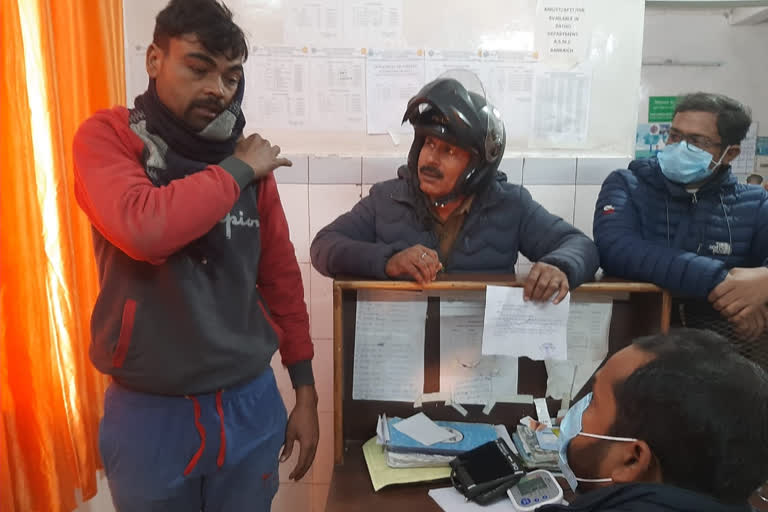 पुलिस की गिरफ्त में चोर.