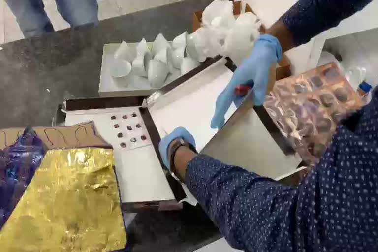 calicut airport gold seizure  gold seizure news karippur  gold seized in karippur  കോഴിക്കോട് വിമാനത്താവളത്തിൽ സ്വർണ വേട്ട  കോഴിക്കോട് വിമാനത്താവളത്തിൽ സ്വർണം പിടിച്ചു  കരിപ്പൂരിൽ സ്വർണം പിടിച്ചു