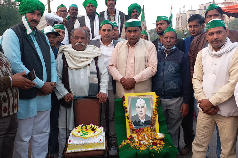 Farmers cut a cake on Chodhary Charan Singh's birthday on Chilla border of Noida