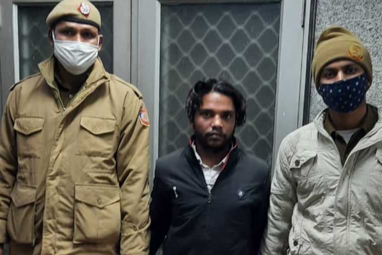 snatcher caught by delhi police pcr team in karim nagar delhi