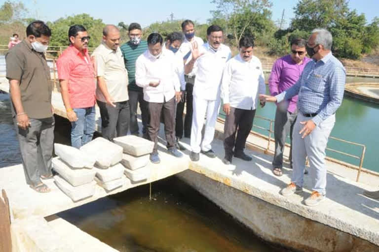 Deputy Mayor Khadke inspects the water purification center