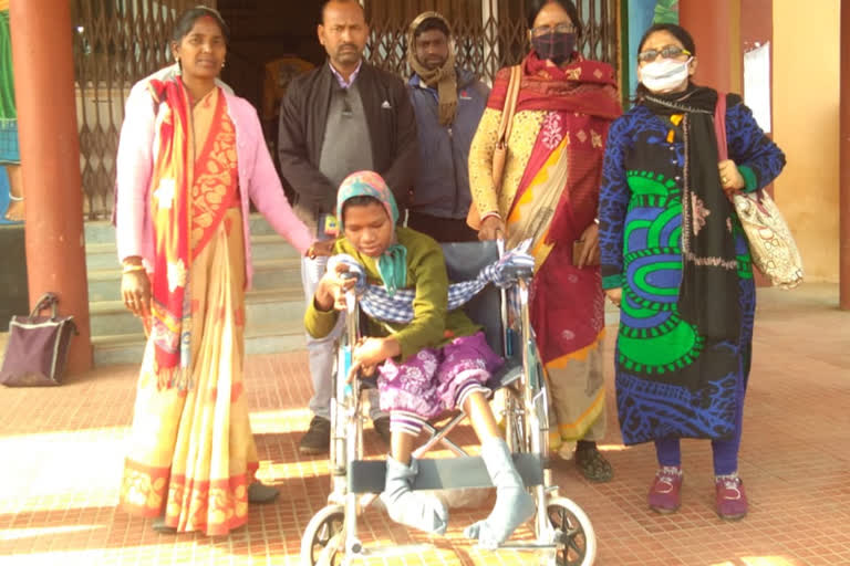 Divyang girl got tricycle towards child development project in sahibganj