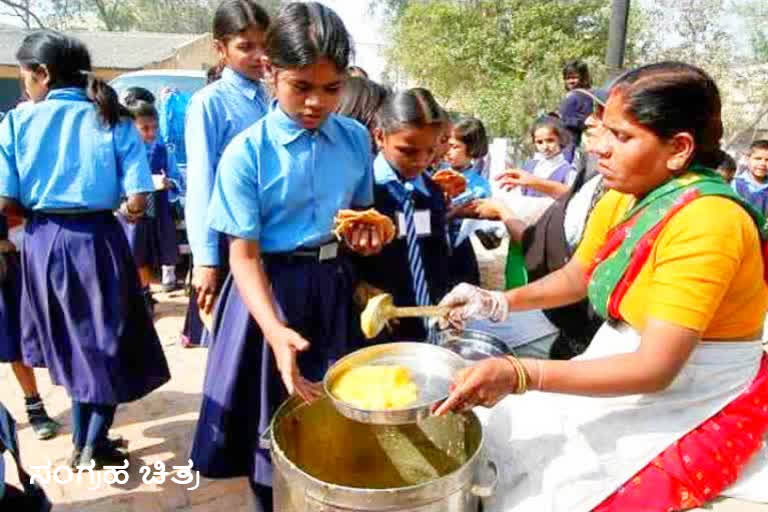 Providing mid day meals rations to school children at the beginning of the new year