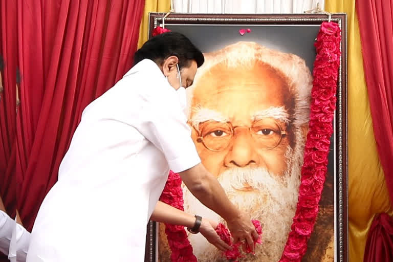 DMK leader Stalin pays homage to the statue of Periyar on his death anniversary