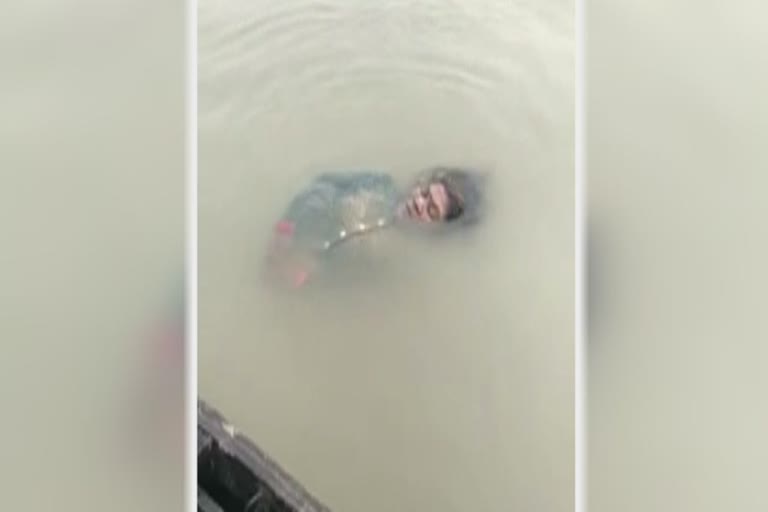 लाश समझ जिसे नदी से निकाला बाहर, वह महिला निकली जिंदा