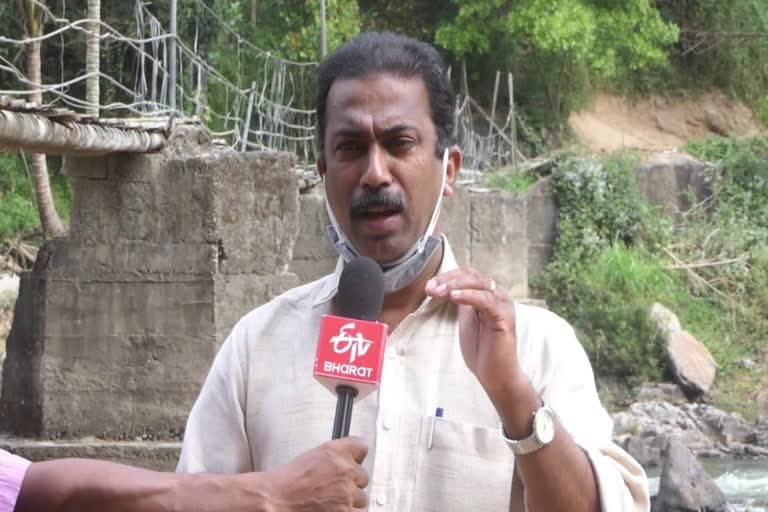 panniyarkutty bridge reconstruction delayed  പന്നിയാര്‍കൂട്ടി നടപ്പാലം പുനര്‍നിര്‍മാണം  പന്നിയാര്‍കൂട്ടി നടപ്പാലം പുനര്‍നിര്‍മാണം പ്രഖ്യാപനത്തിലൊതുങ്ങി  ഇടുക്കി  ഇടുക്കി പ്രാദേശിക വാര്‍ത്തകള്‍  idukki  idukki latest news  idukki local news